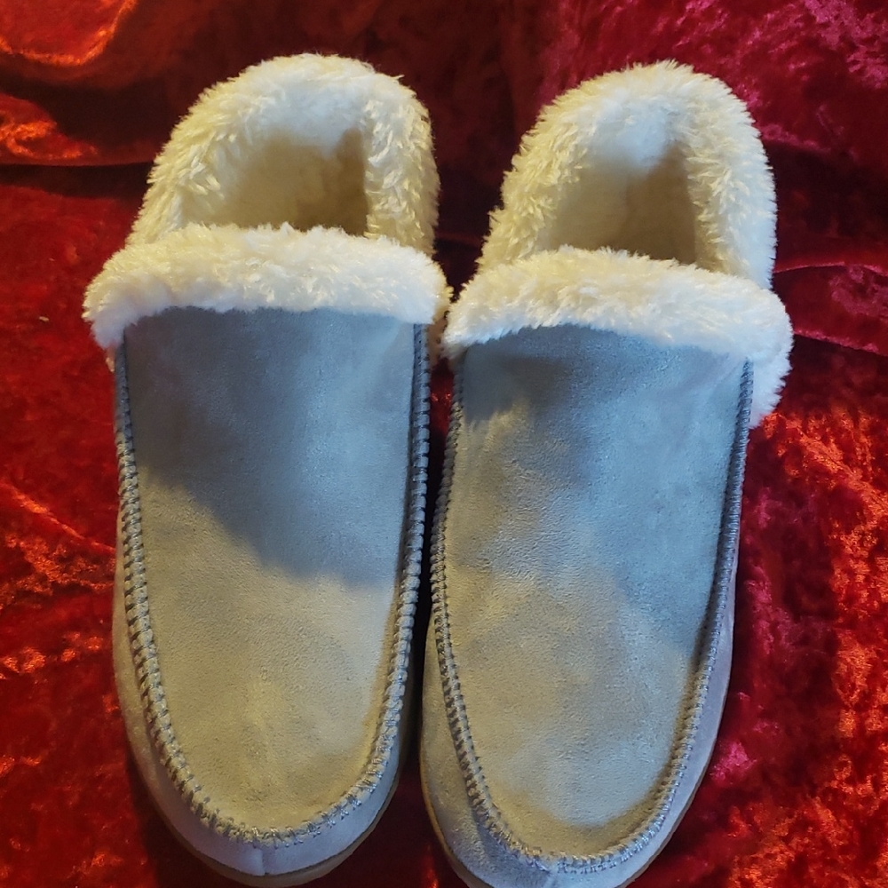 NEW Cozy Gray Faux Fur Lined Slippers